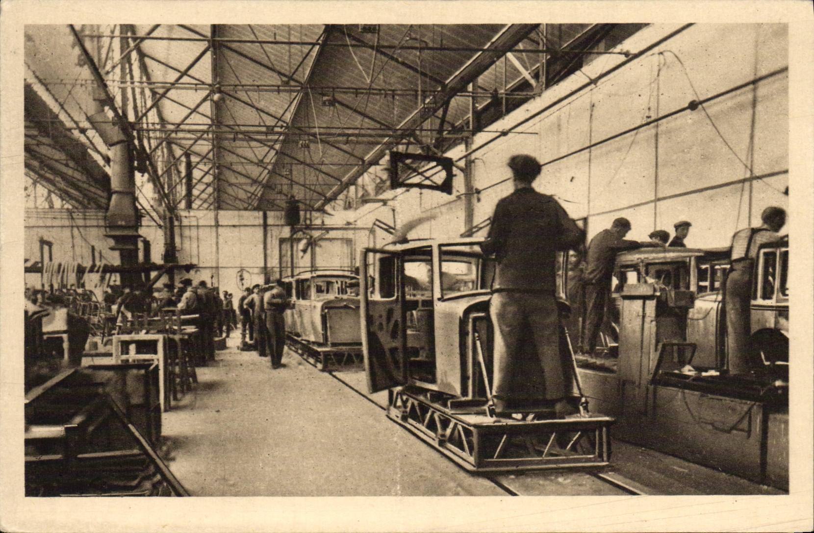 CPA Automobile Groupe de production des automobiles Peugeot a Sochaux Montbeliard Usines de Carrosserie 