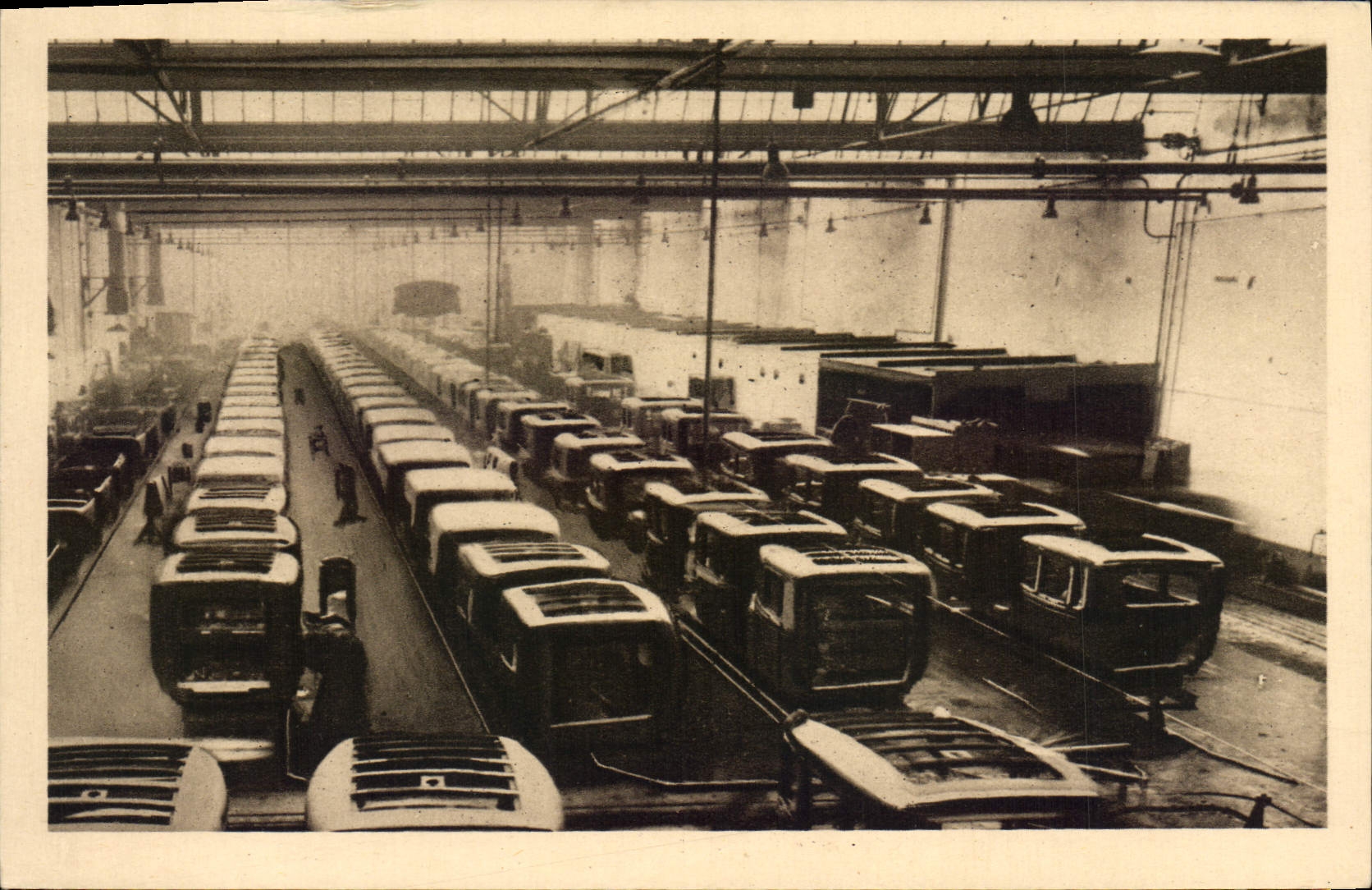 CPA Automobile Groupe de production des automobiles Peugeot a Sochaux Montbeliard Usines de Carrosserie Chaine Poncage