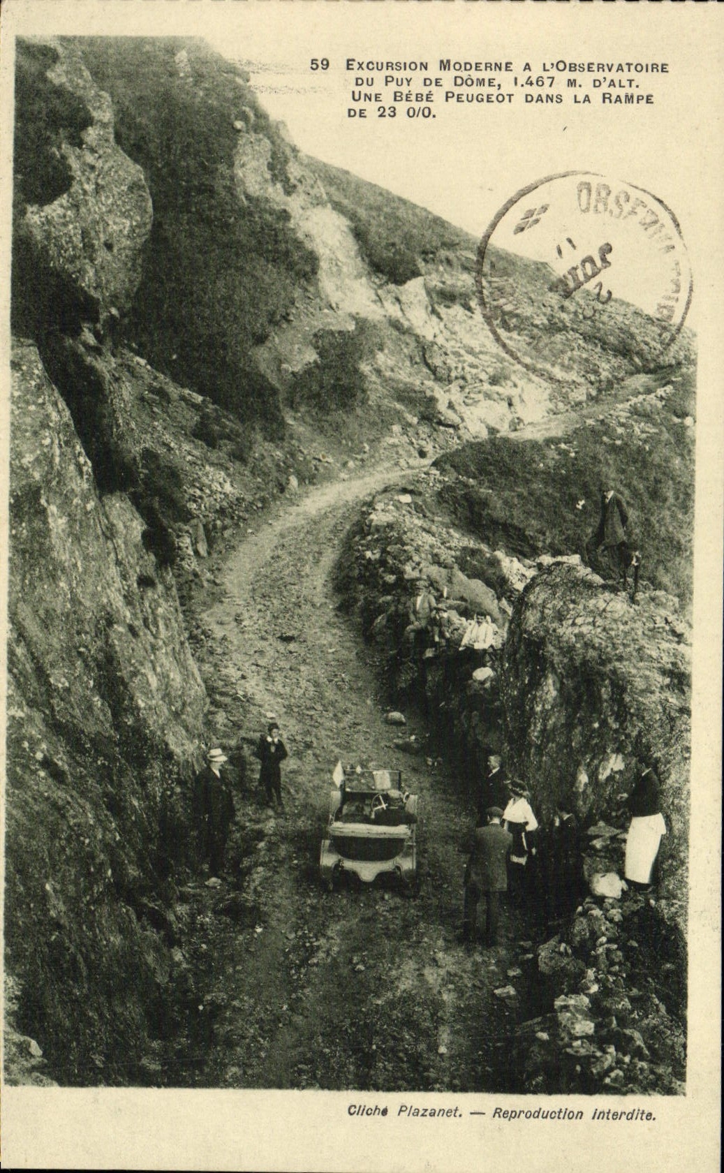 CPA Automobile Excursion moderne a l'observatoire du Puy de Dome Une bebe Peugeot dans la rampe 