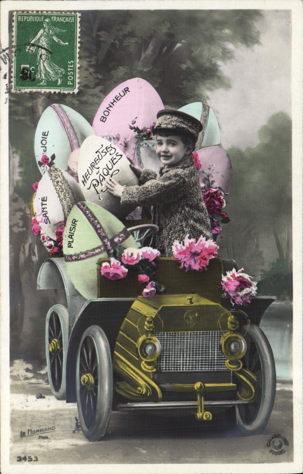 Enfants dans une voiture décorée d'œufs de Pâques — Le Normand, n°3453