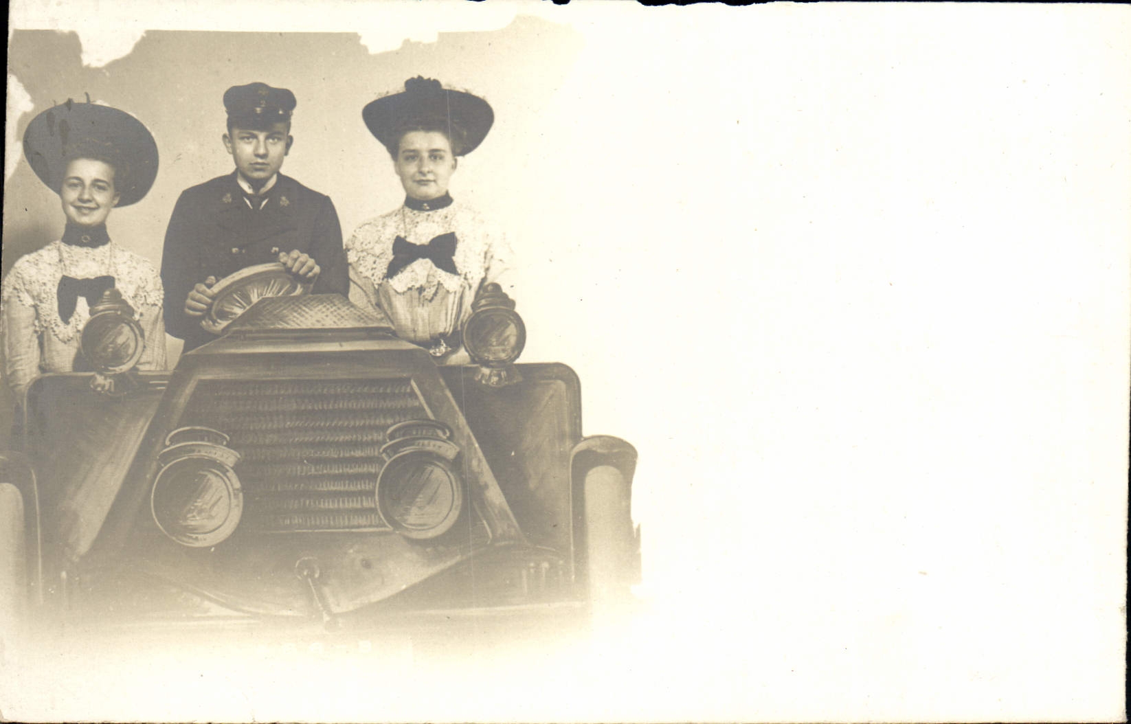 Trois personnes devant une voiture — Photo-Photo-Cartes, Paris — n°11