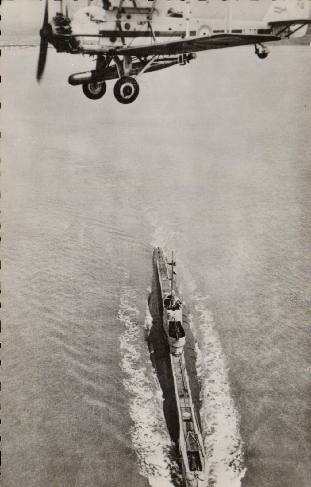 CPM Avion Aviation Avion de la Royal Air Force transportant une torpille survolant un sous marin