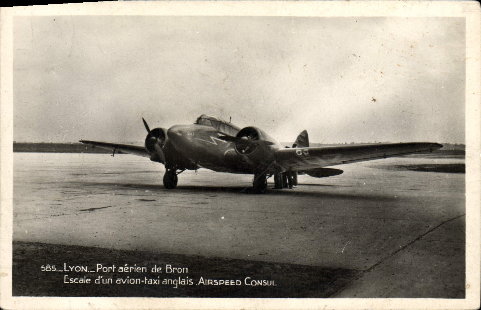 CPM Avion Aviation Lyon Porte aerien de Bron Escale d'un avion taxi anglais Airspeed Consum