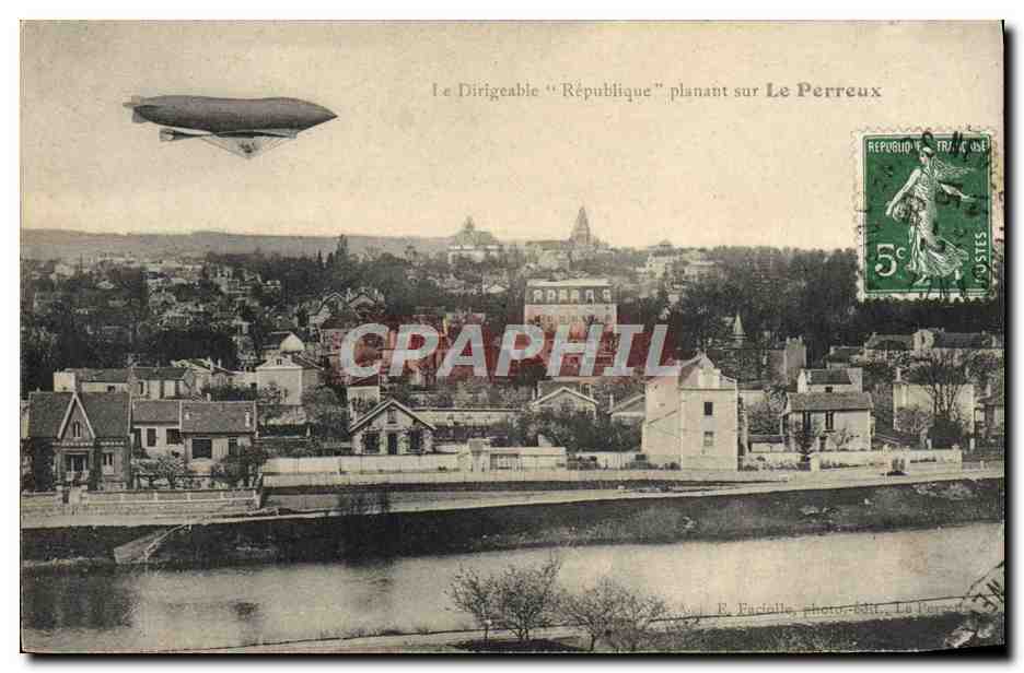 CPA Avion Aviation Dirigeable Zeppelin Republique planant sur Le Perreux 