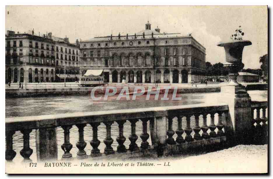 CPA Bayonne Place De La Liberte Et Le Theatre Tramway