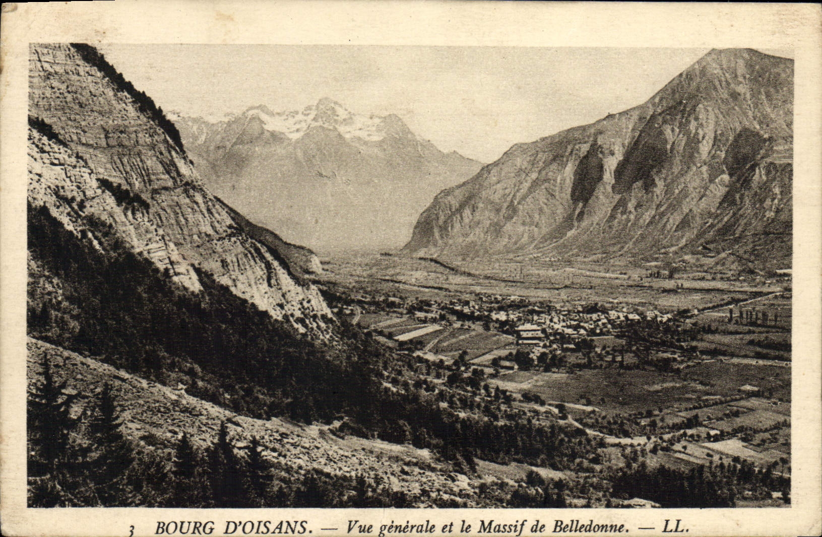 Bourg d'Oisans — Vue générale et le Massif de Belledonne — LL.