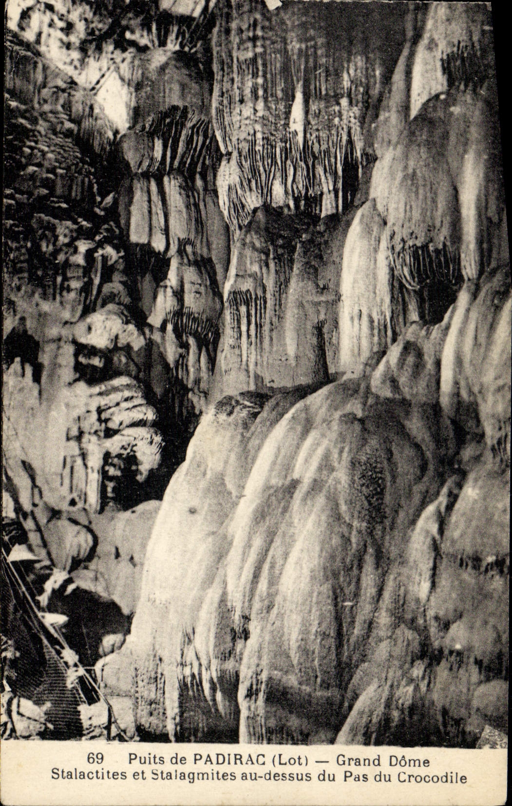 Puits de PADIRAC (Lot) — Grand Dôme — Stalactites et Stalagmites au-dessus du Pas du Crocodile