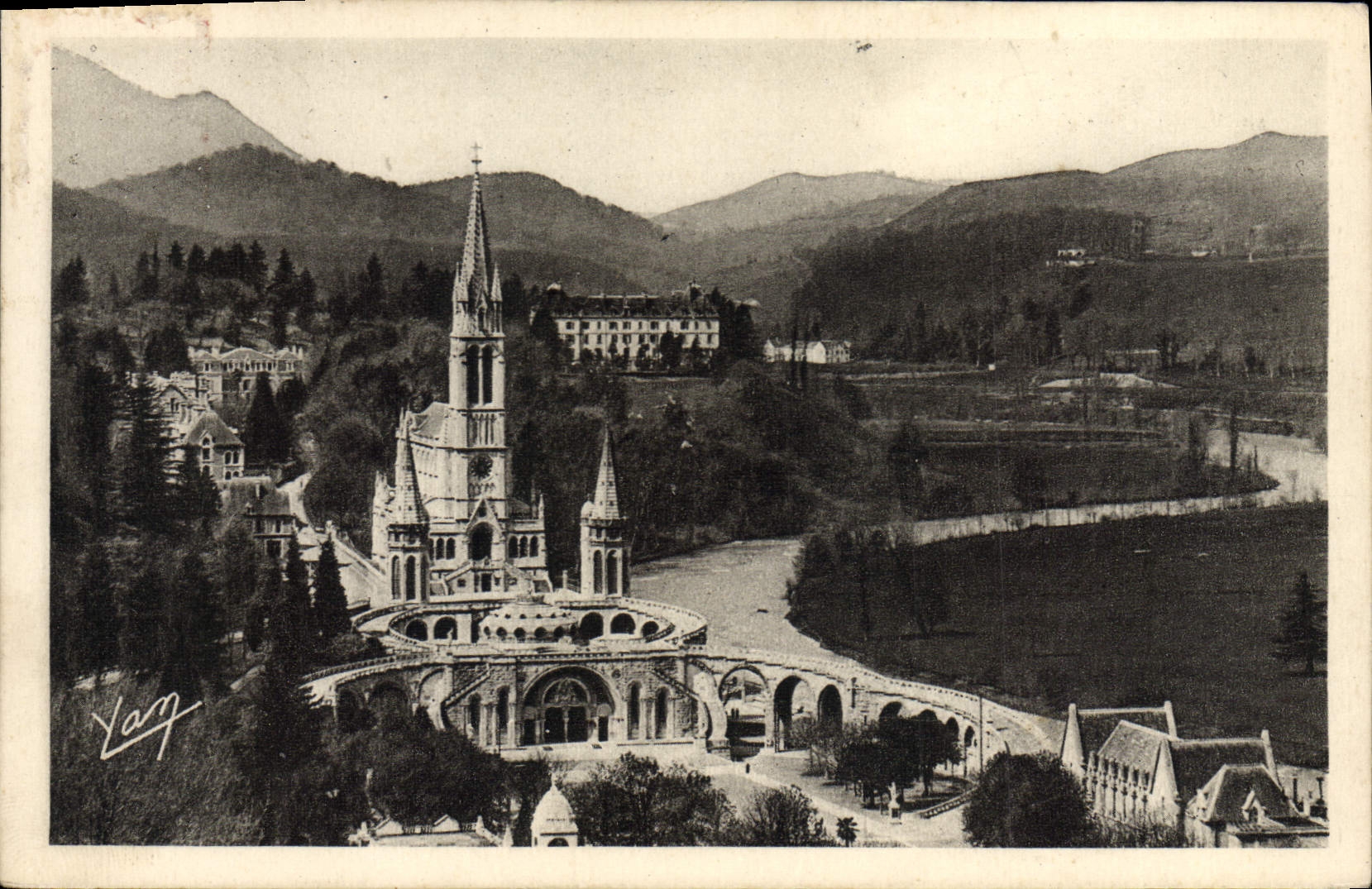 CPA Lourdes La Basilique Vue Du Chateau Fort