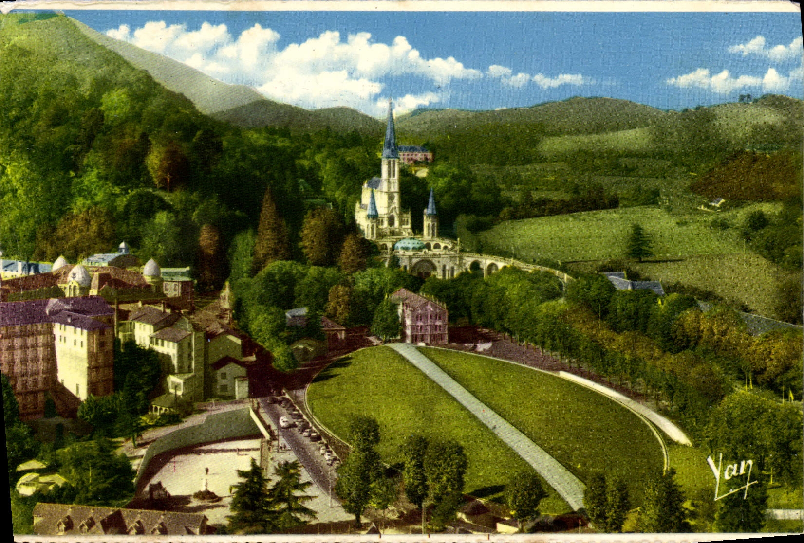 CPM Lourdes Vue Vers Les Sanctuaires Prise Du Chateau Fort