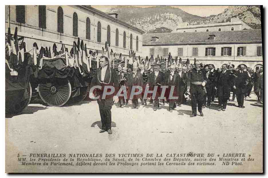 Funérailles nationales des victimes de la catastrophe du « Liberté » — MM. les Présidents de la République, du Sénat, de la Chambre des Députés, suivis des Ministres et des Membres du Parlement portant les cercueils — ND Phot.