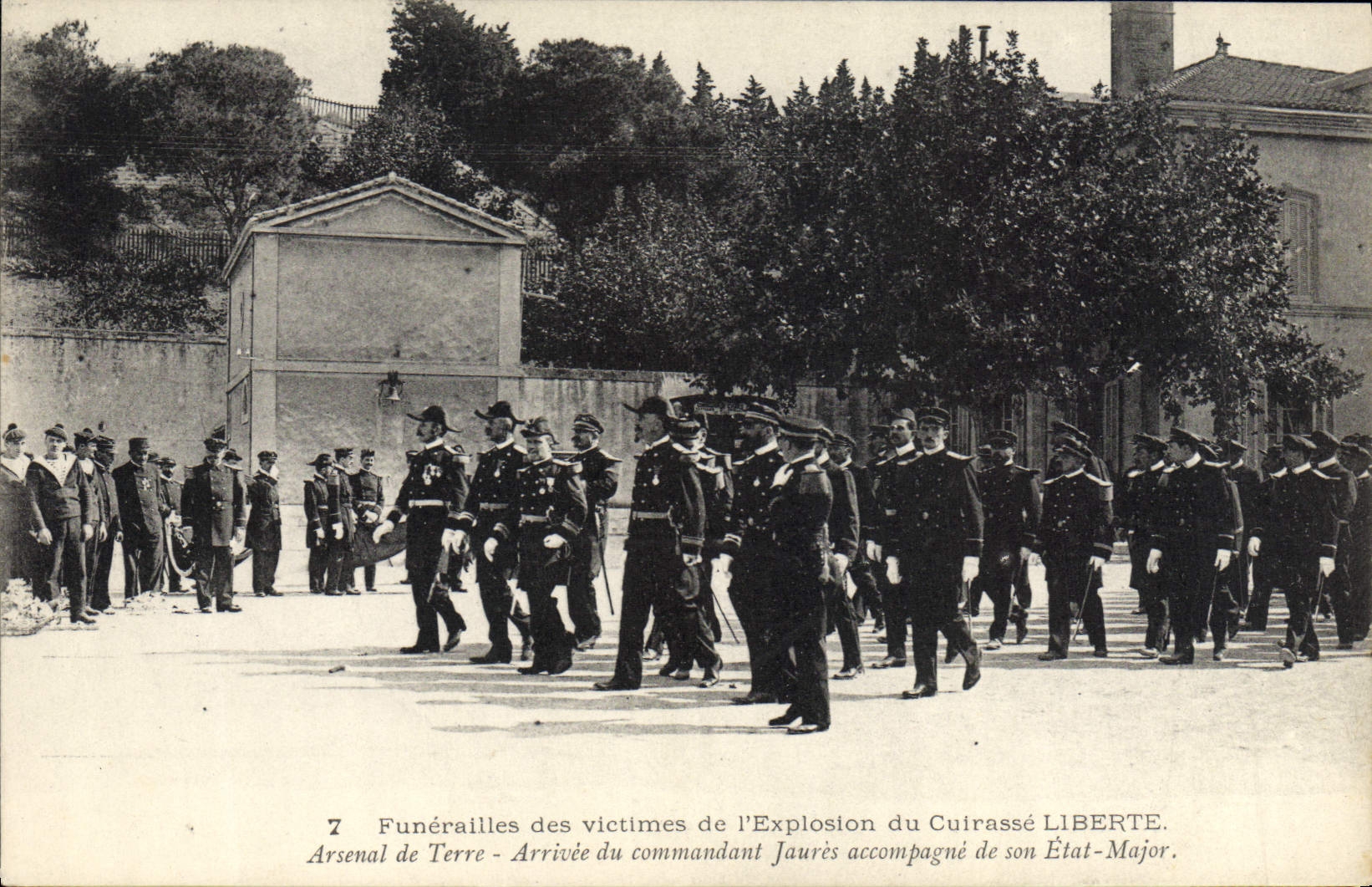 Funérailles des victimes de l'Explosion du Cuirassé LIBERTE — Arsenal de Terre — Arrivée du commandant Jaurès accompagné de son État-Major