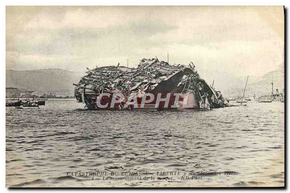 CPA Bateau de guerre Catastrophe du Liberte Le retournement de la coque 