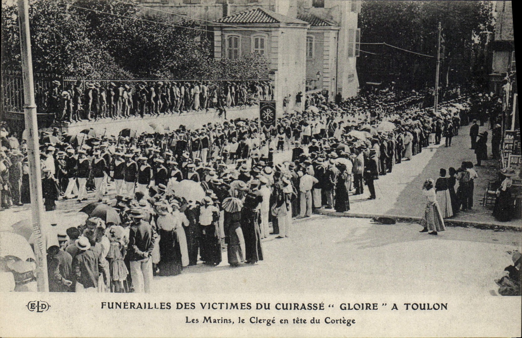 Funérailles des victimes du cuirassé "Gloire" à Toulon — Les Marines, le Clergé en tête du cortège — Éditeur R. Le Dœy, Paris