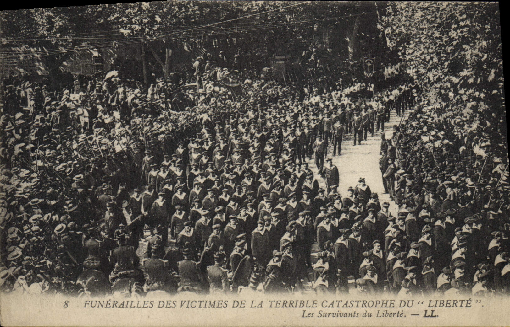 Trauerfeier für die Opfer der schrecklichen Katastrophe des "Liberté" — Die Überlebenden des Liberté — LL.