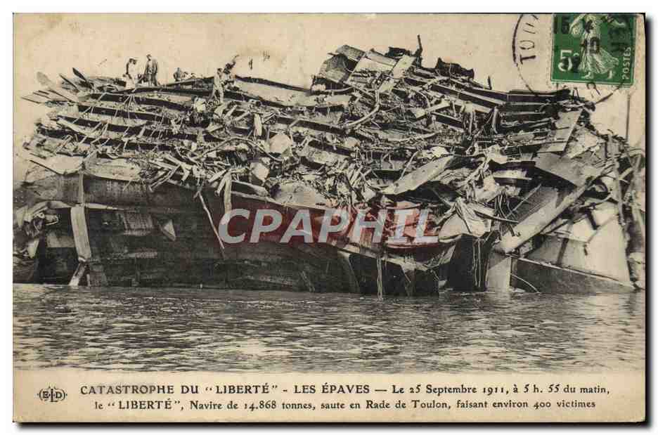 CPA Bateau de guerre Catastrophe du cuirasse Liberte Les epaves
