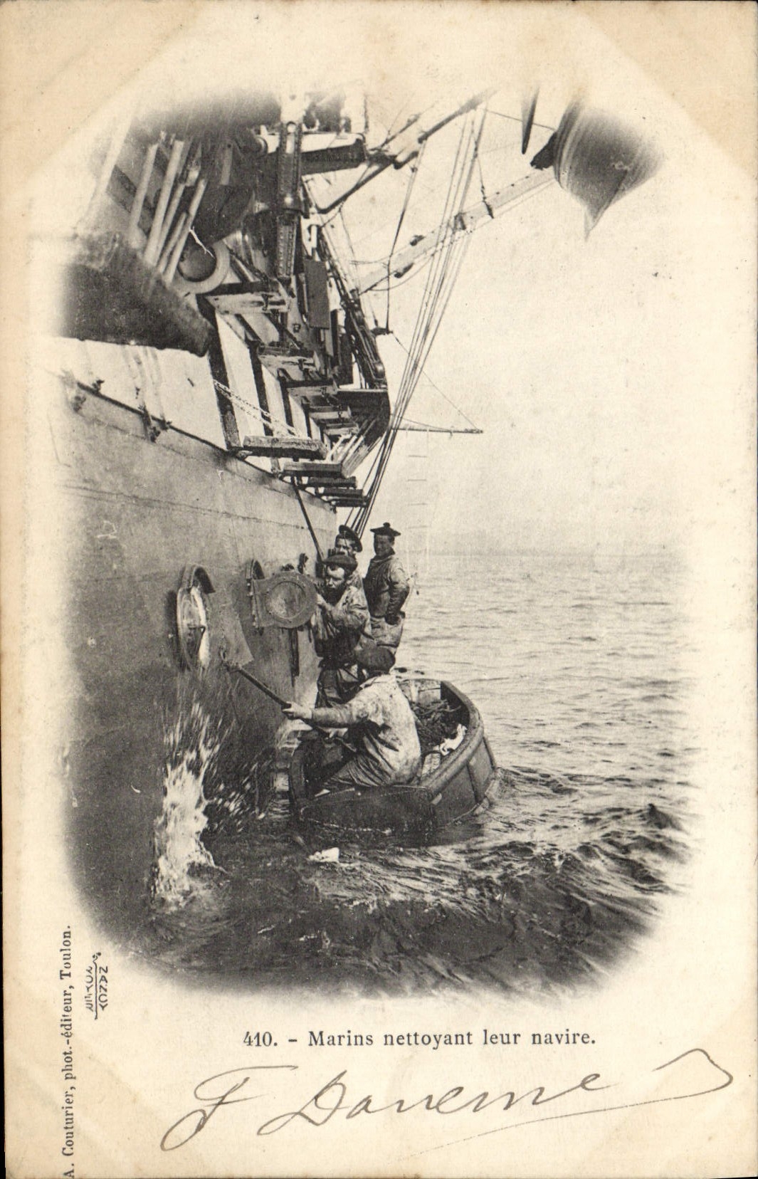 CPA Bateau de guerre Marins nettoyant leur navire 