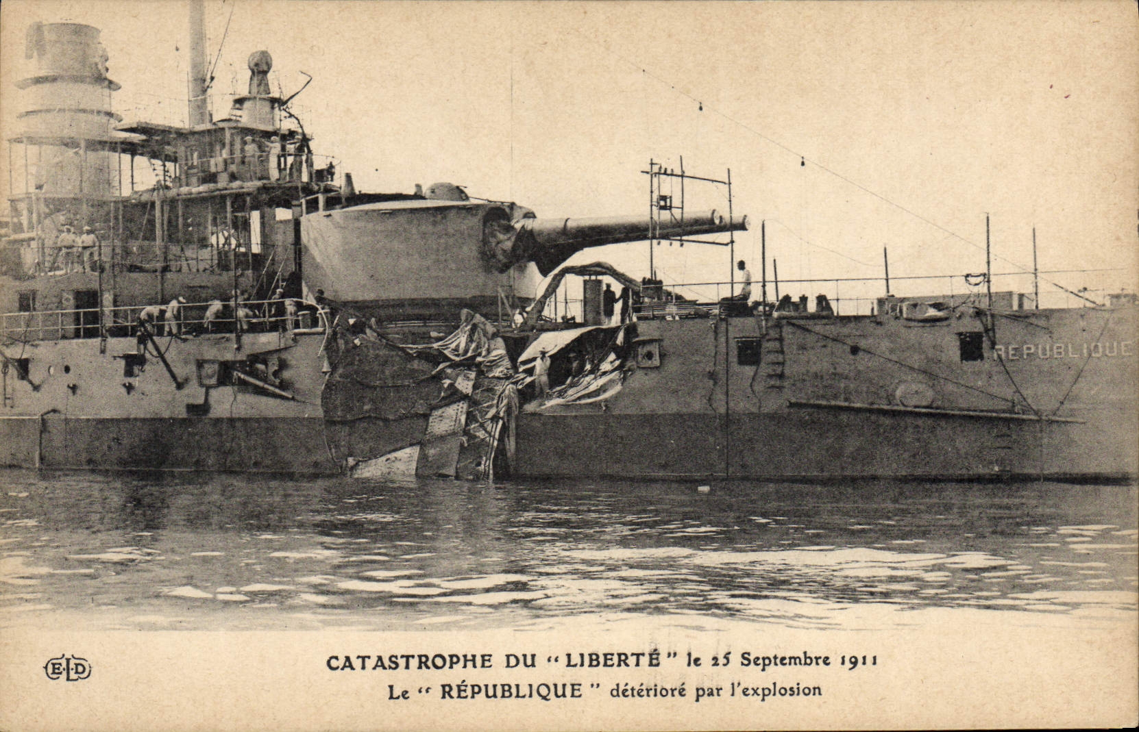 Catástrofe del "Liberté" — El "République" dañado por la explosión — E.P.D. n° 107