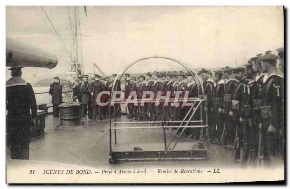 CPA Bateau de guerre Prise d'armes a bord Remise de decorations