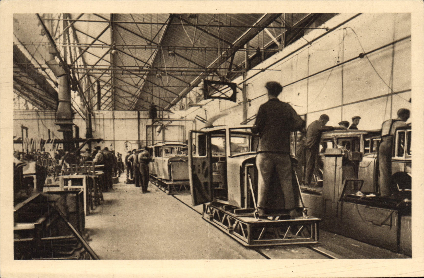 CPA Automobile Groupe de production des automobiles Peugeot Sochaux Montbeliard Carrosserie 