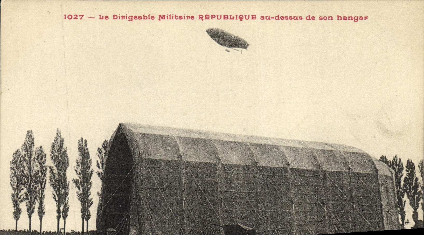 CPA Avion Aviation Zeppelin Dirigeable militaire Republique au dessus de son hangar 