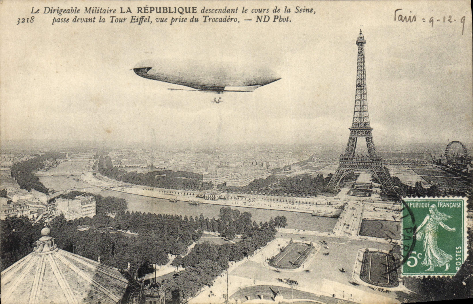 CPA Avion Aviation Zeppelin Dirigeable militaire la Republique Tour Eiffel