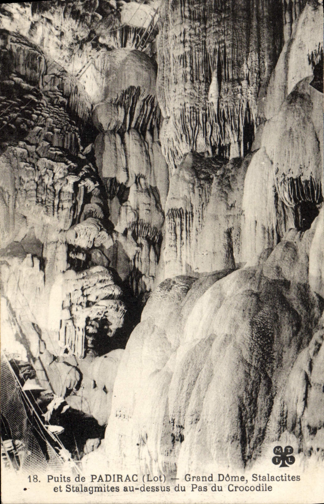 Puits de PADIRAC (Lot) — Grand Dôme, Stalactites et Stalagmites au-dessus du Pas du Crocodile