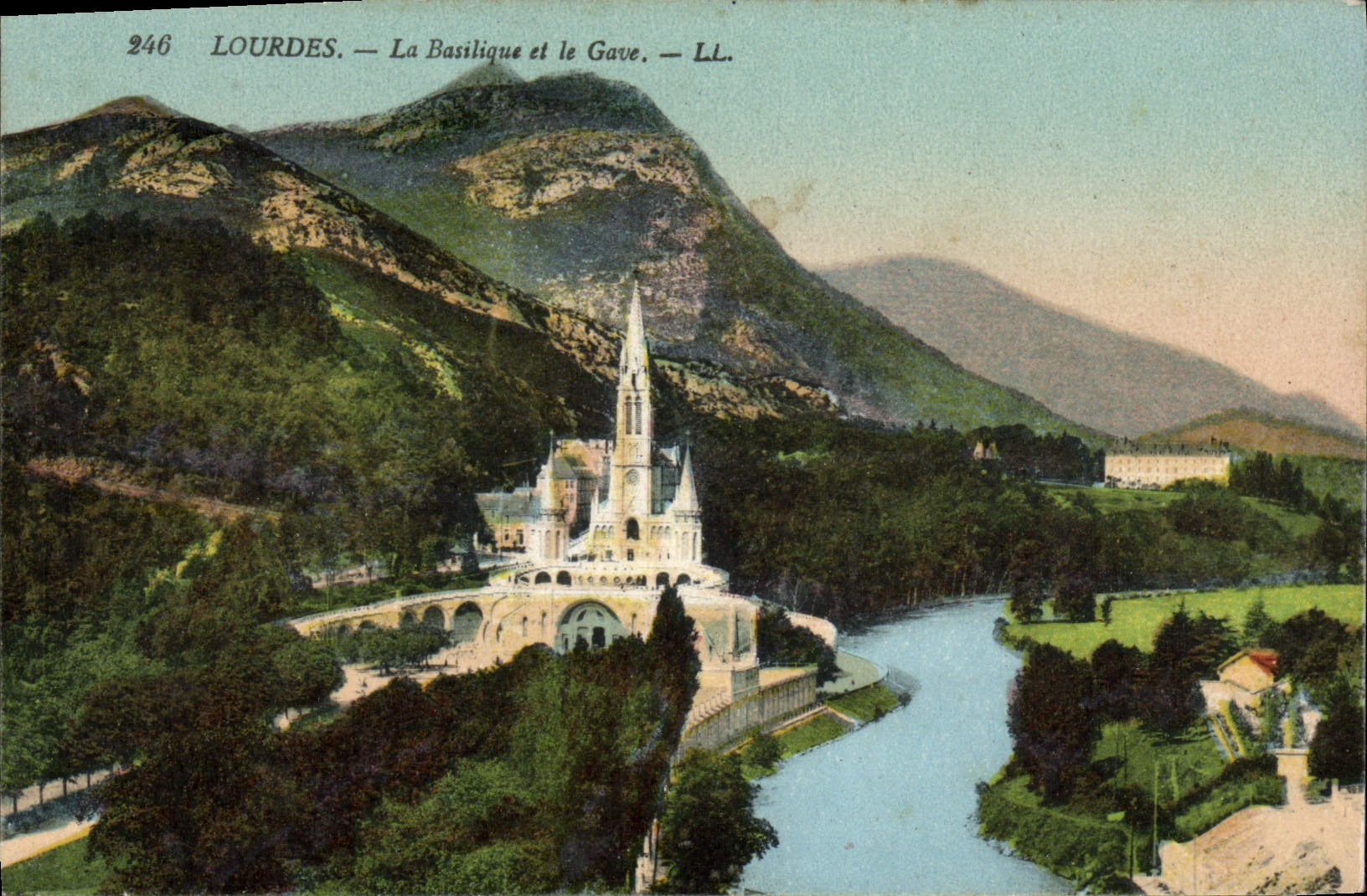 CPA Lourdes La Basilique Et Le Gave