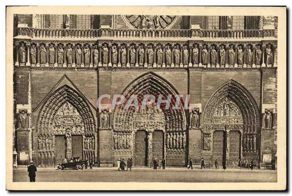 CPA Paris En Flanant Les Portails D'Entree De La Cathedrale Et La Galeris Des Rois