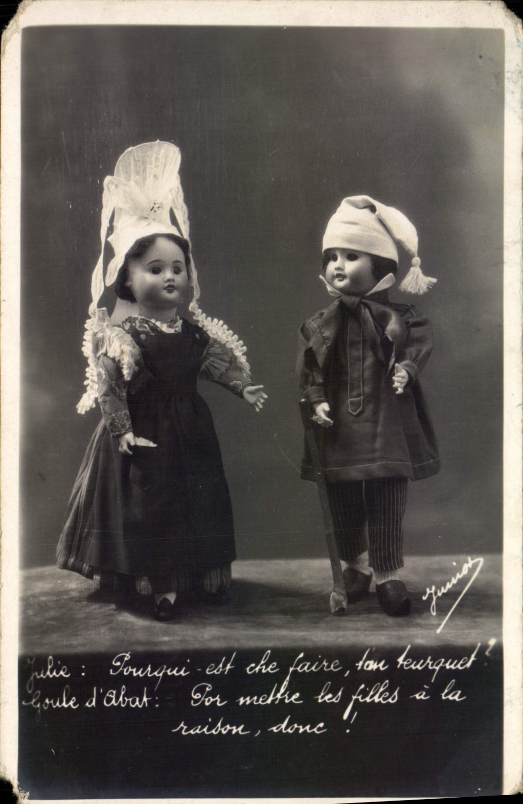 Zwei Puppen im traditionellen Kleid — Photo JUNIER, Caen — Seriennummer nicht sichtbar
