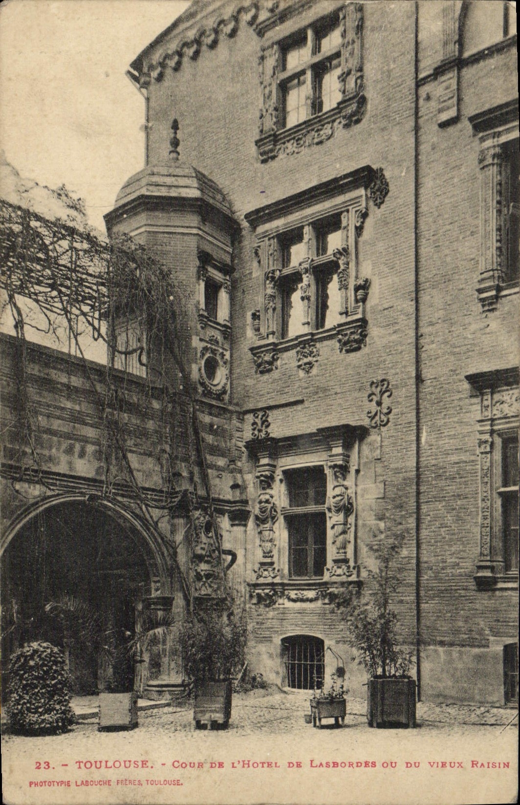 Toulouse - Cour de l'Hôtel de Lasbordes ou du Vieux Raisin — Phototypie Labouche Frères, Toulouse, n°23