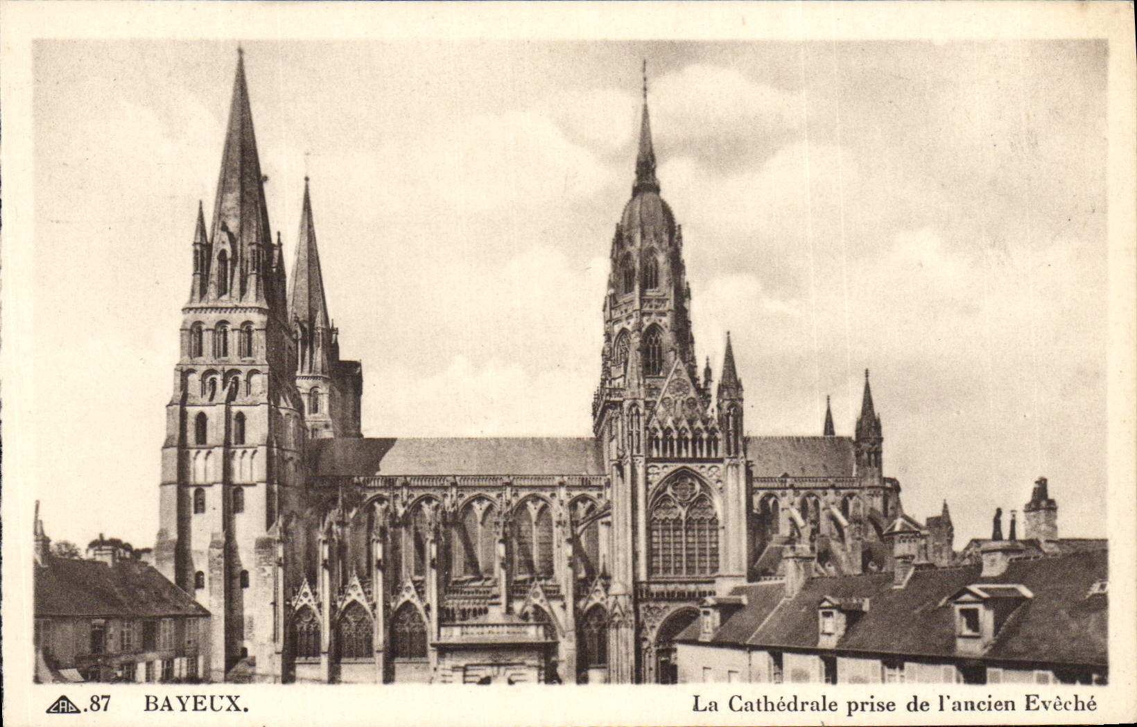 Bayeux — La Cathédrale prise de l'ancien Evêché — CPA.87