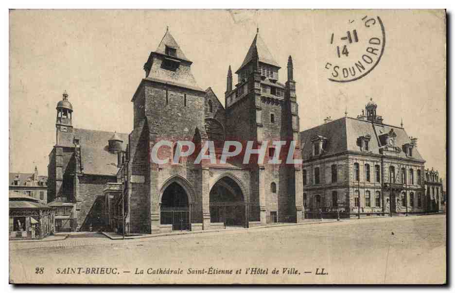 CPA Saint Brieuc La Cathedrale Saint Etienne Et L'Hotel De Ville