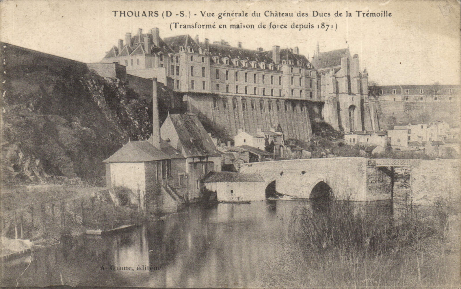 Thouars (D.-S.) - Vue générale du Château des Ducs de la Trémoille (Transformé en maison de force depuis 1871)