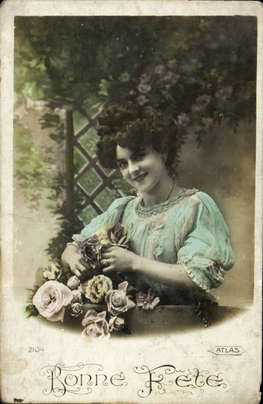 Femme avec roses — portrait — ATLAS n°2104