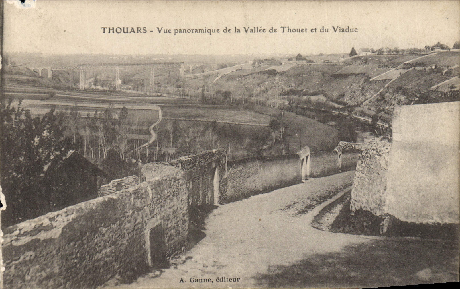 Thouars - Vue panoramique de la Vallée de Thouet et du Viaduc — A. Ganne, éditeur