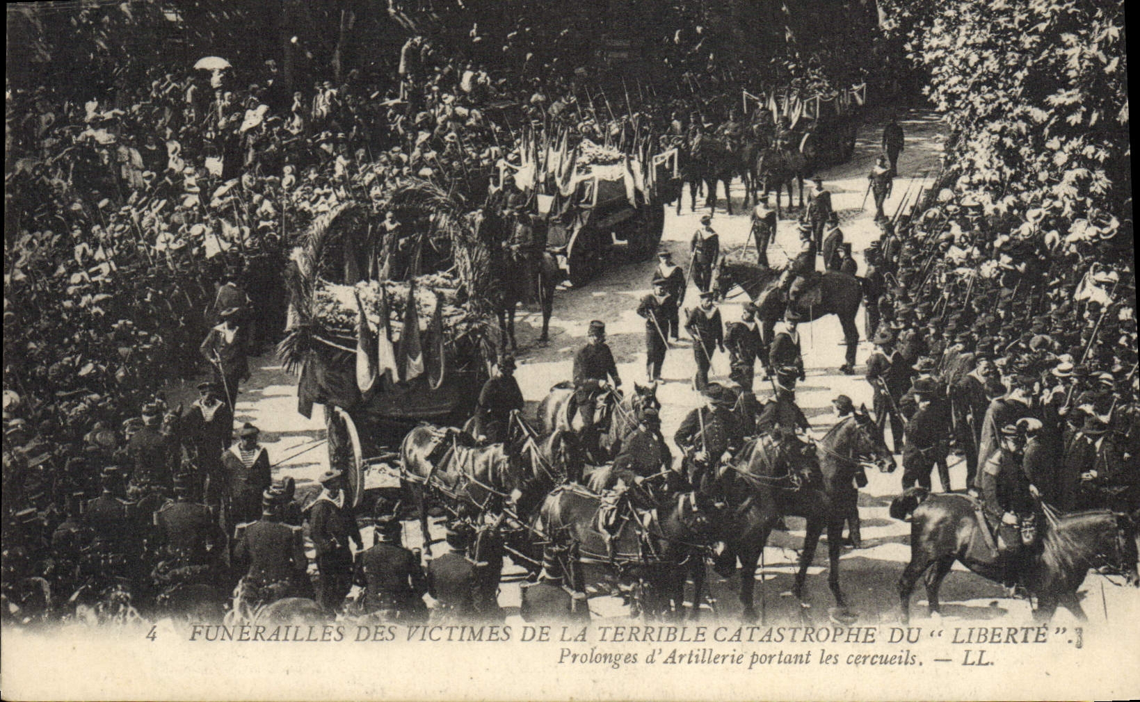 Funerales de las víctimas de la terrible catástrofe del "Liberté" — Carros de artillería llevando los féretros — LL.