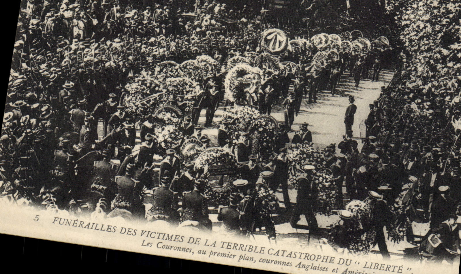 Funerali delle vittime della terribile catastrofe del "Liberté" — Corone inglesi e americane in primo piano — serie 5