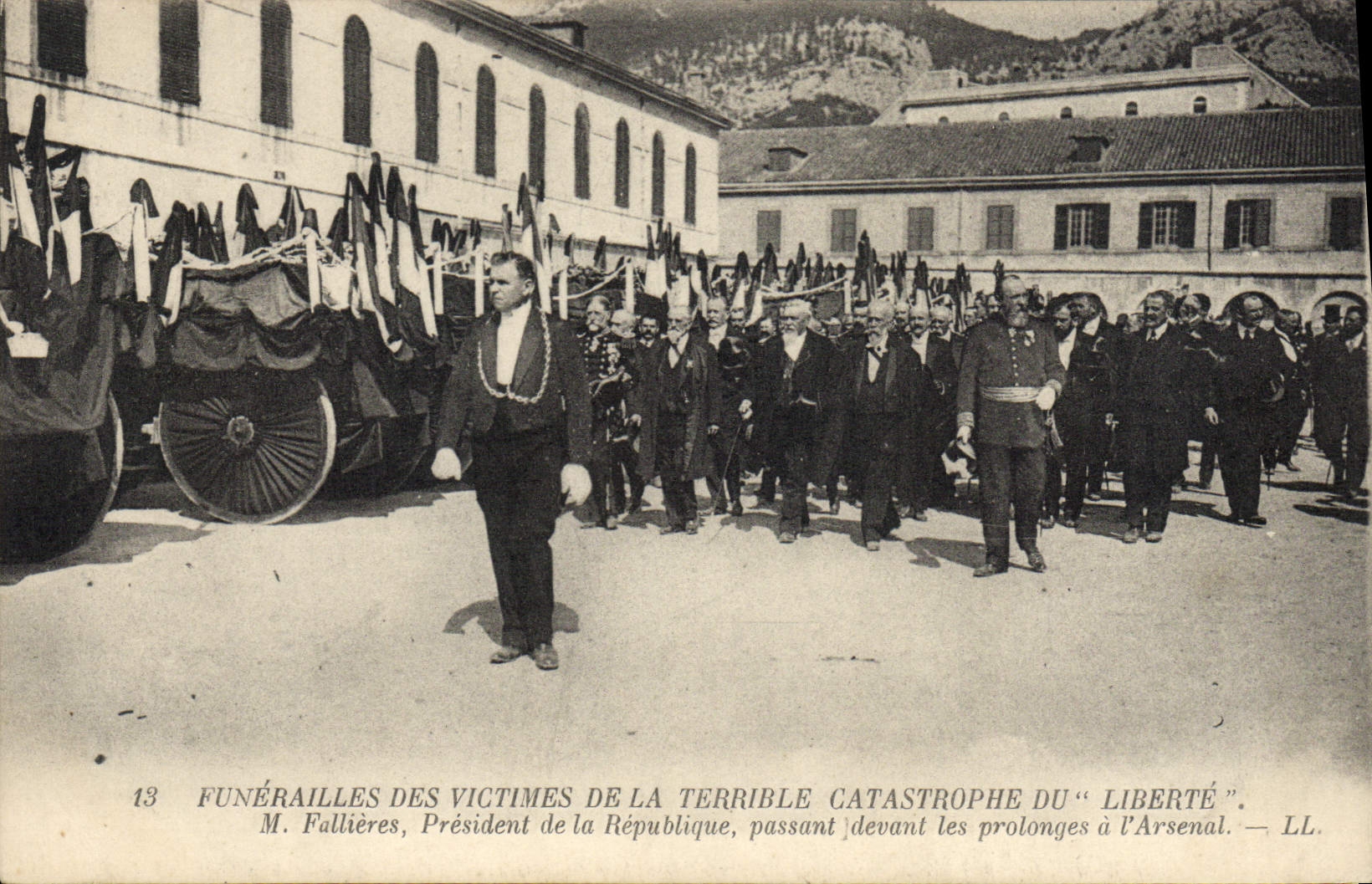 Funérailles des victimes de la terrible catastrophe du "Liberté" — M. Fallières, Président de la République, passant devant les prolonges à l'Arsenal — LL.