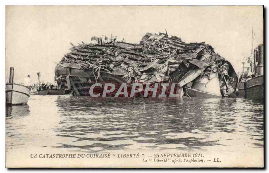 CPA Bateau Funerailles des victimes de la terrible catastrophe du Liberte La Liberte apres l'explosion