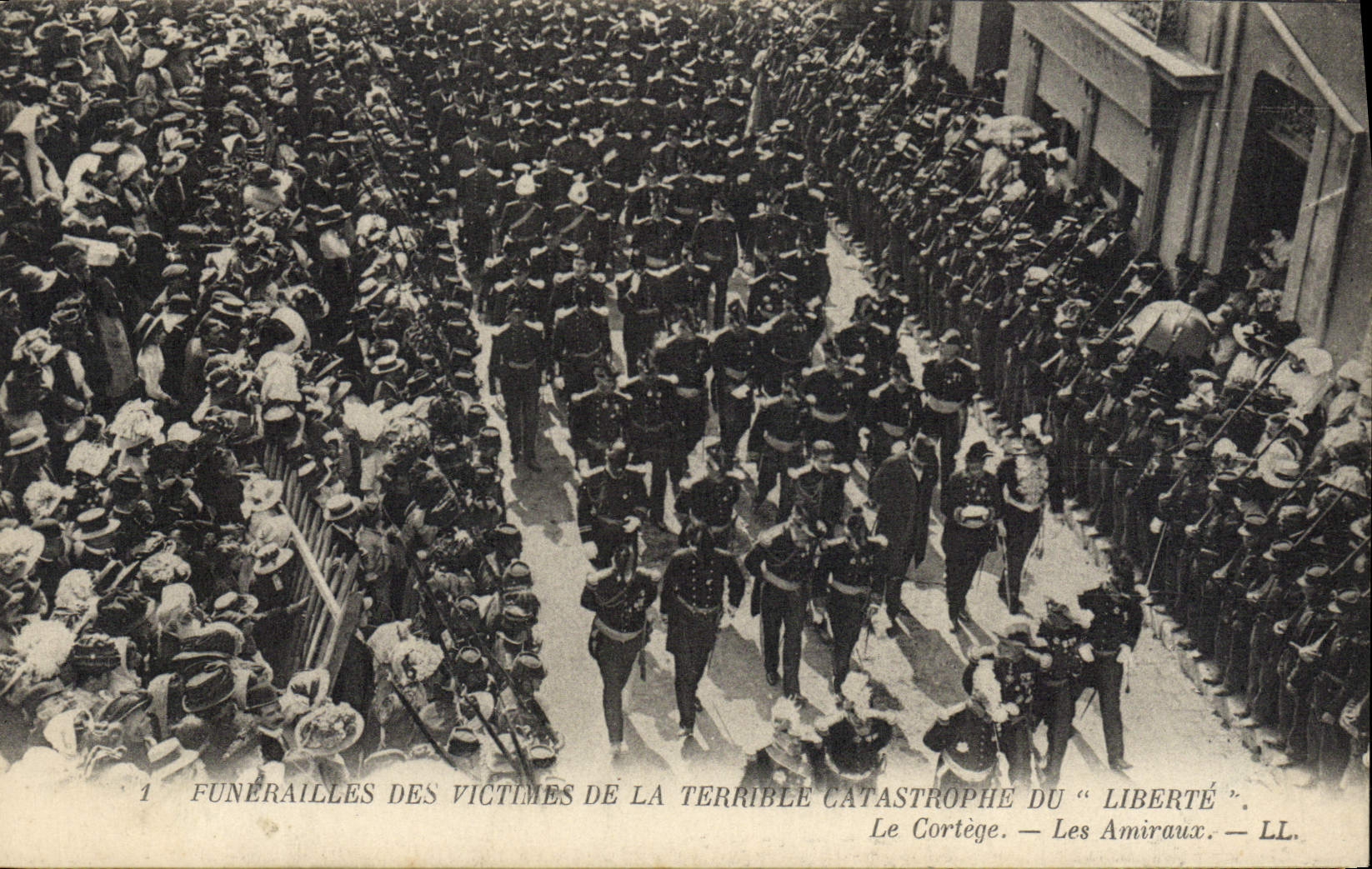Funérailles des victimes de la terrible catastrophe du "Liberté" — Le Cortège — Les Amiraux — LL.
