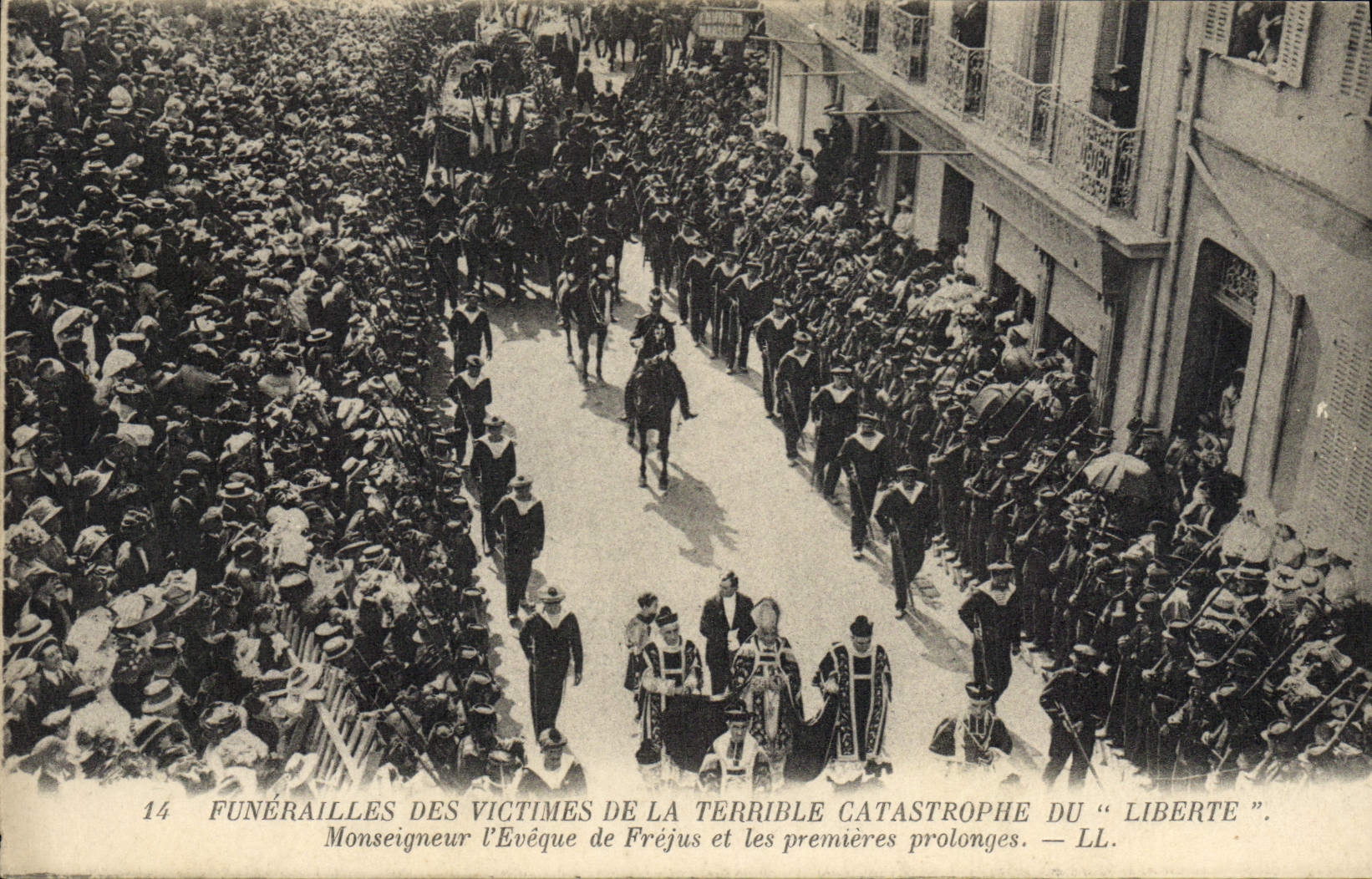 Funérailles des victimes de la terrible catastrophe du "Liberté" — Monseigneur l'Évêque de Fréjus et les premières prolonges. — LL.