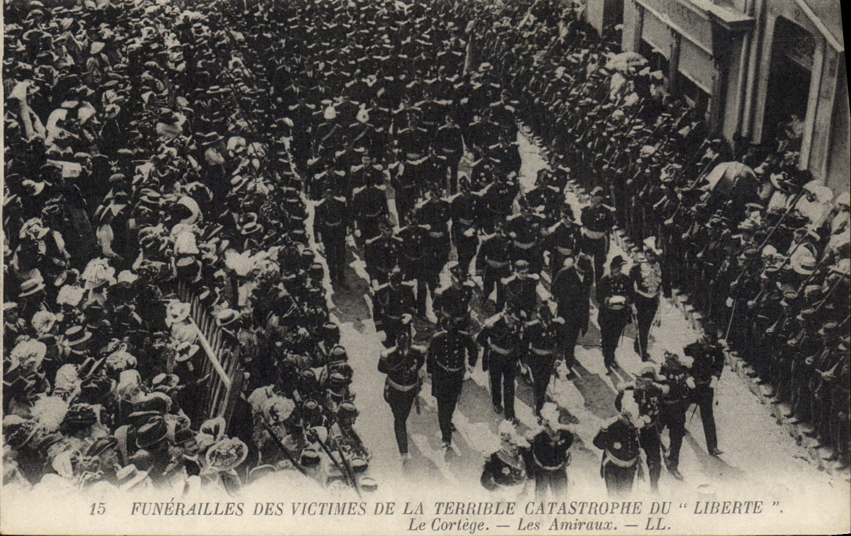 CPA Bateau Funerailles des victimes de la terrible Catastrophe du Liberte Le cortege Les amiraux