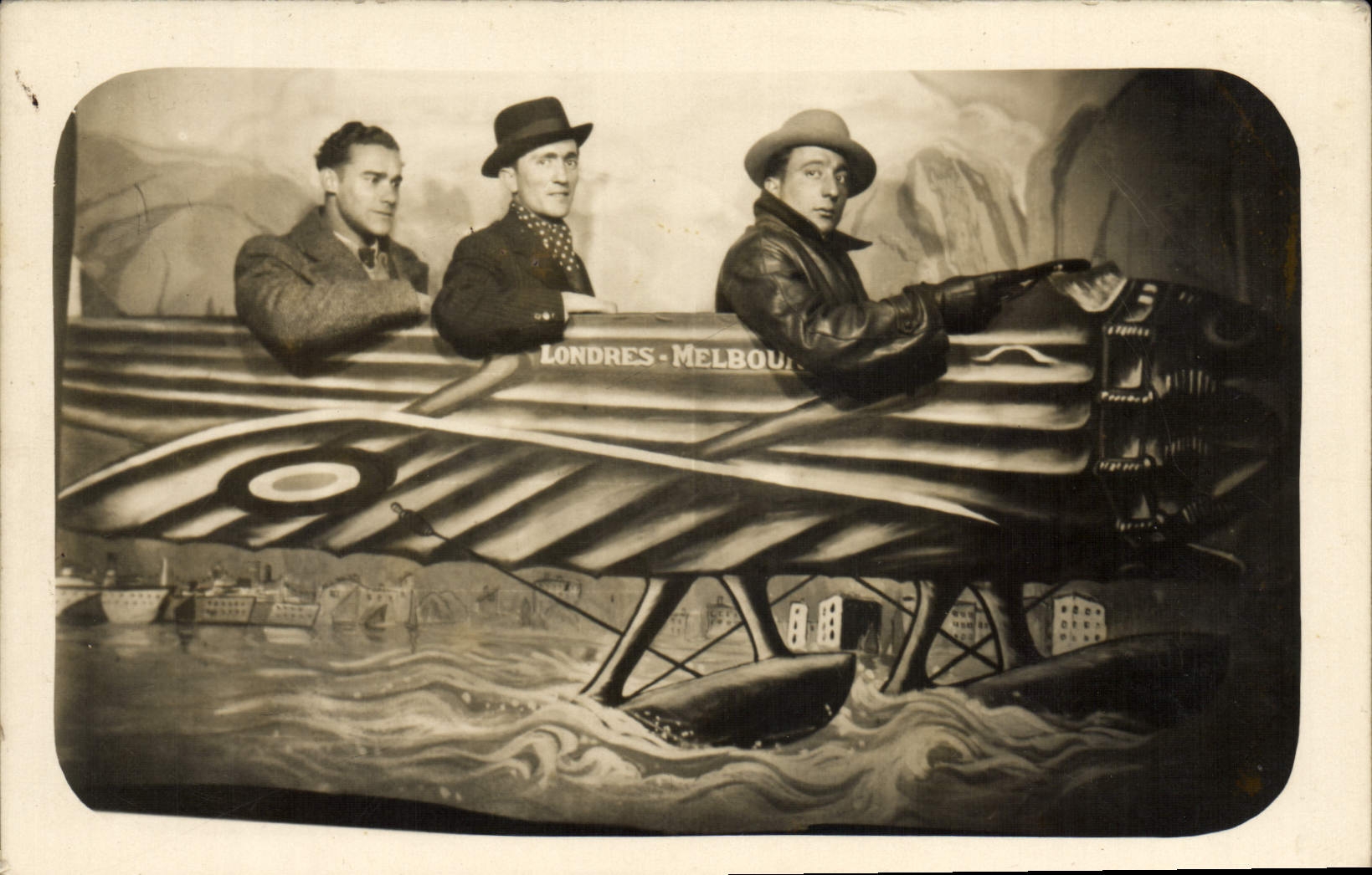 Trois hommes dans un hydravion — Londres-Melbourne — éditeur CPAPHIL, n°2