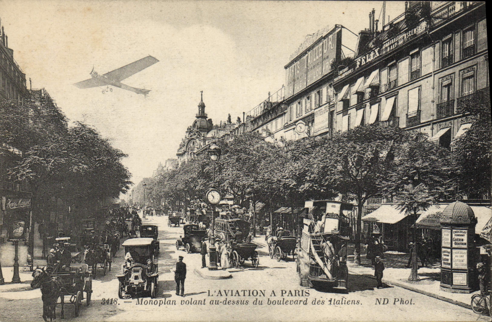 CPA Avion Aviation a Paris Monoplan volant au dessus du boulevard des Italiens 