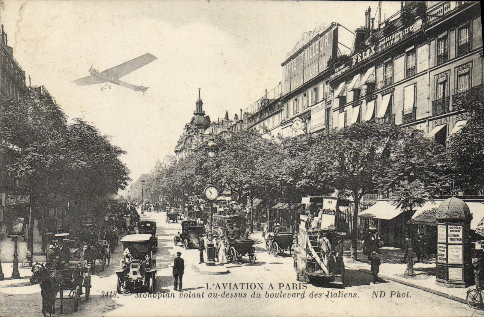 CPA Avion Aviation a Paris Monoplan volant au dessus du boulevard des Italiens 