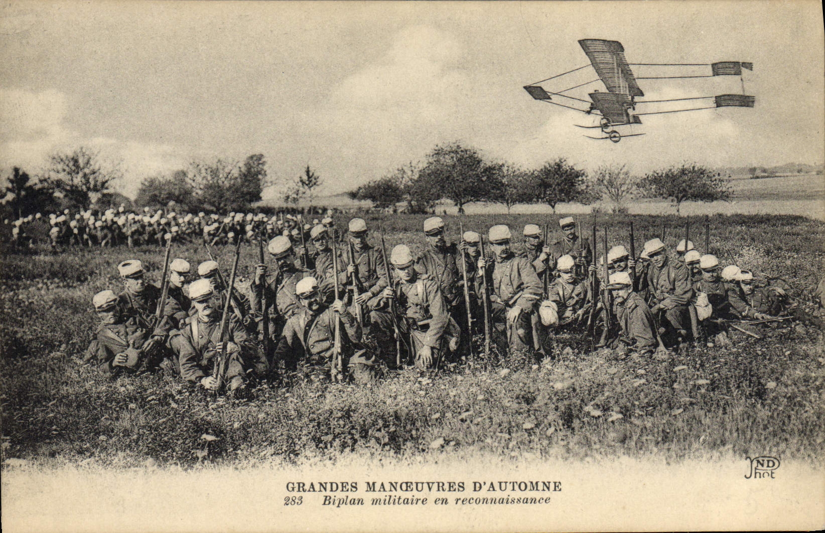 CPA Avion Aviation Grandes manoeuvres d'automne Biplan militaire en reconnaissance 