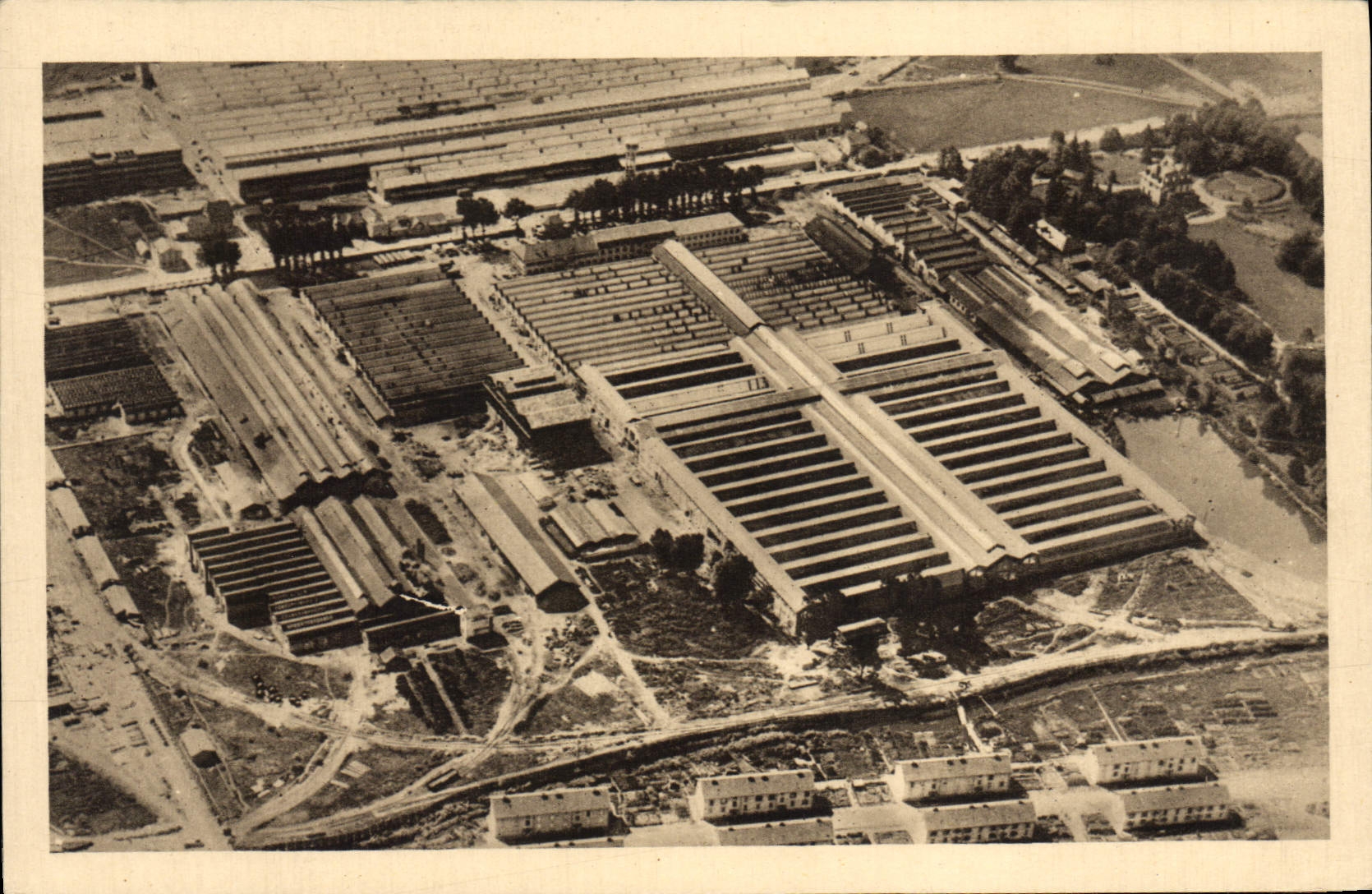 CPA Automobile Groupe de production Peugeot a Sochaux Montbeliard Vue d'ensemble 