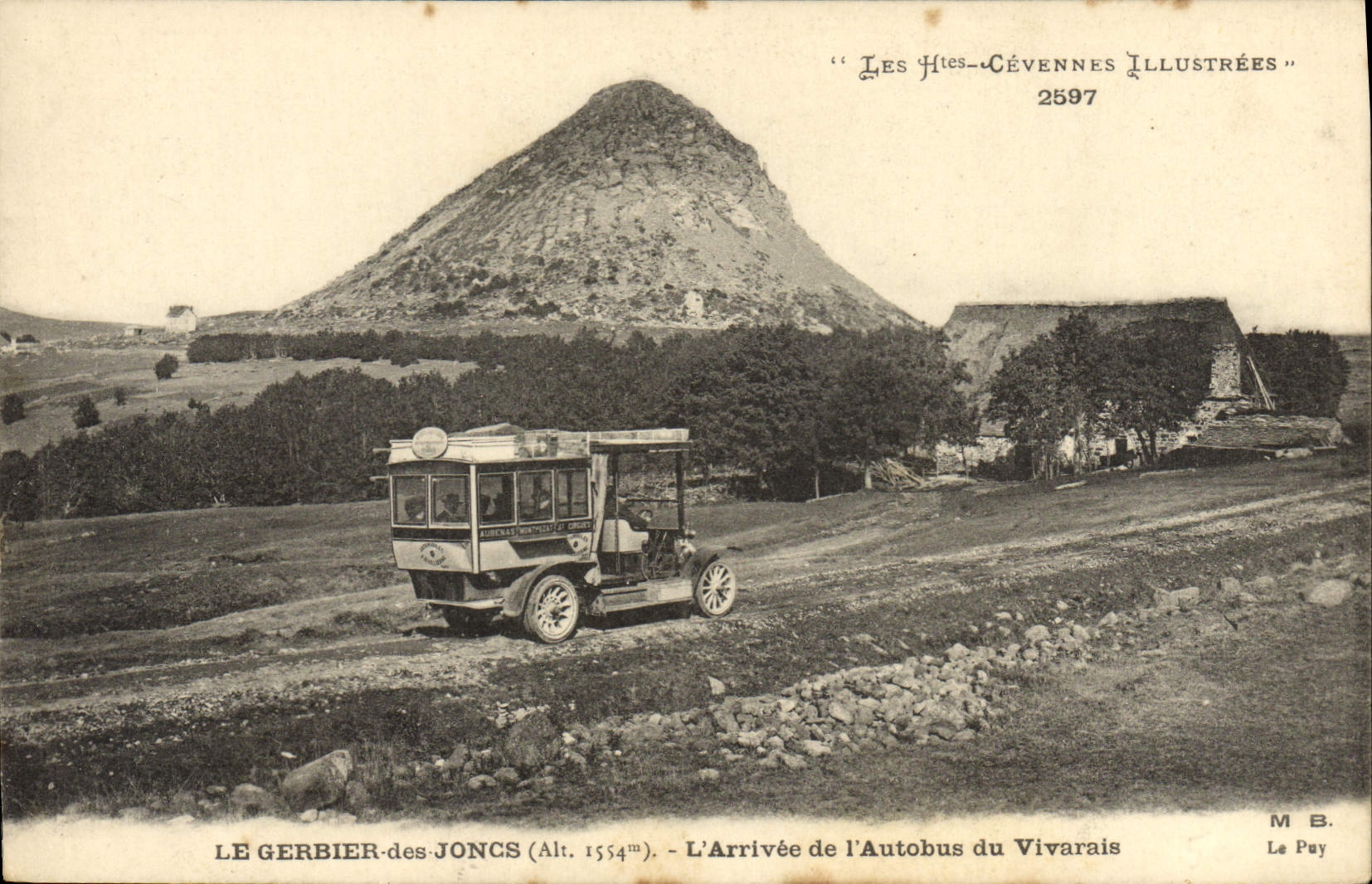Le Gerbier-des-Joncs (Alt. 1554m) — L'Arrivée de l'Autobus du Vivarais — Les Htes-Cévennes Illustrées 2597