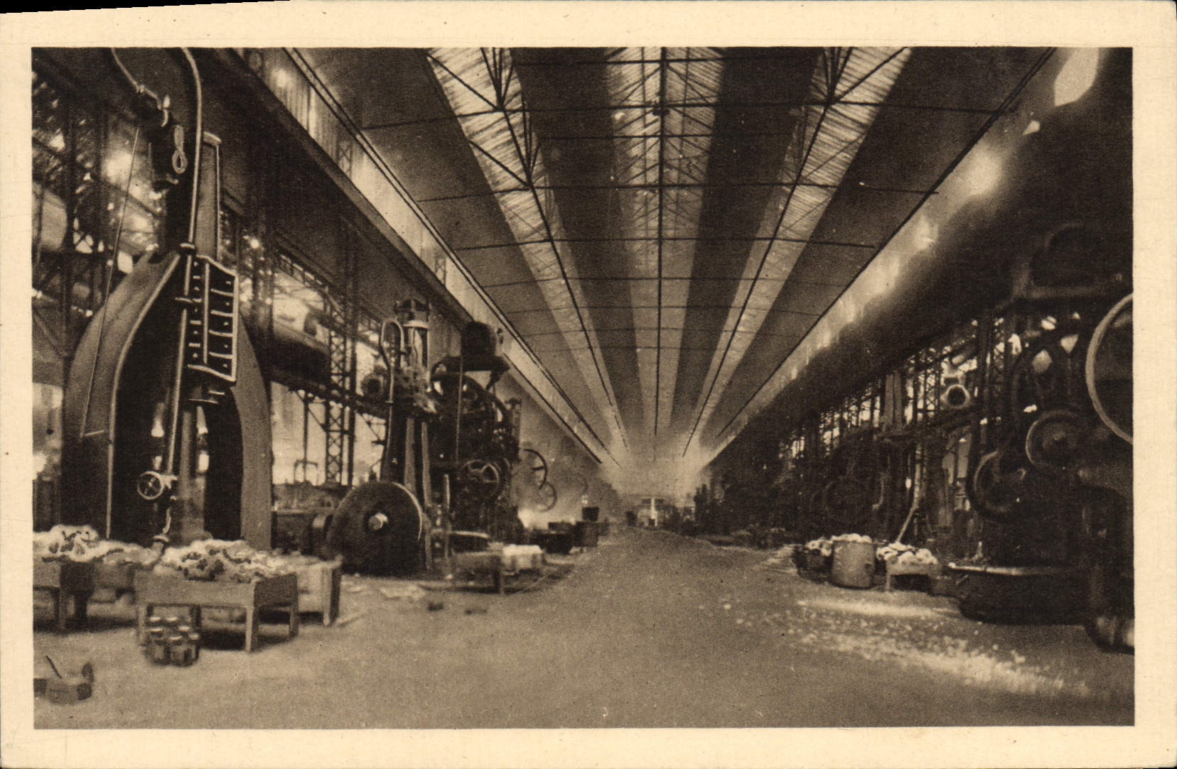 CPA Automobile Groupe de production Peugeot a Sochaux Montbeliard Forges de Montbeliard La nef centrale 