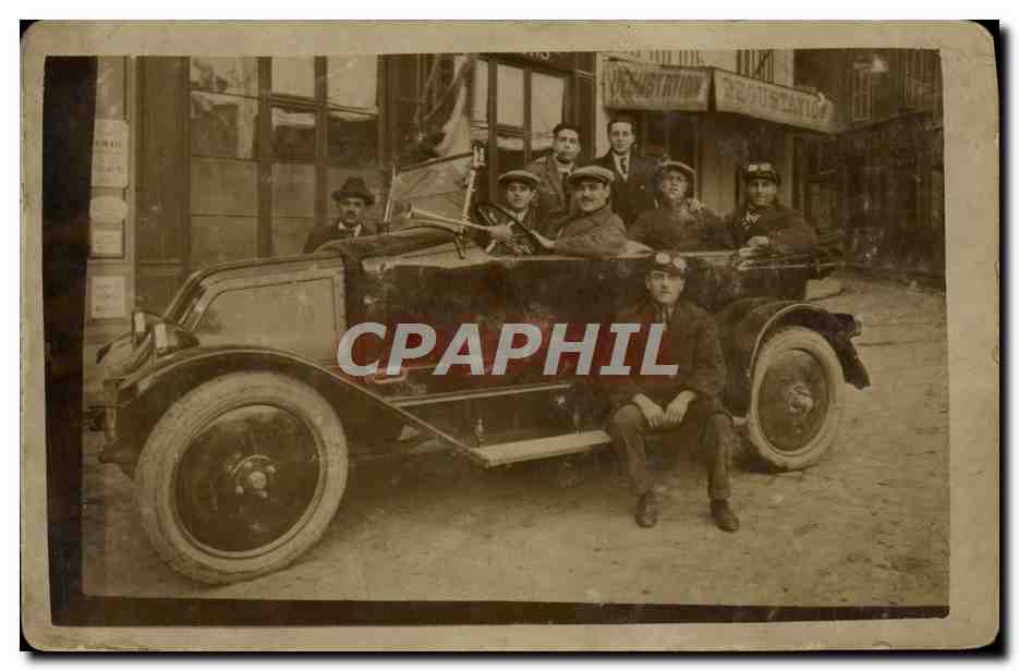 Groupe d'hommes devant une voiture — devant une station de radiotélégraphie — éditeur non visible